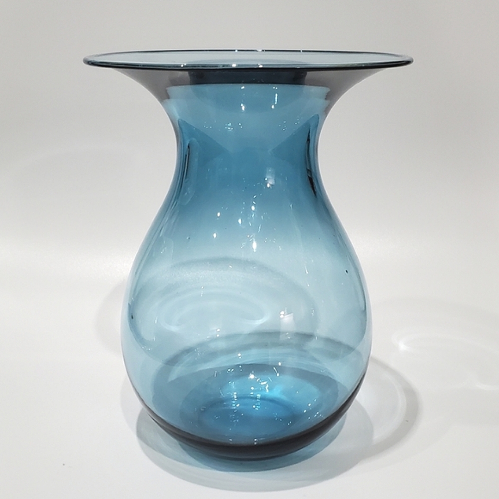 the "Shape" Vase designed by Peter Svarrer for Holmegaard in Water Blue - Picture 10 of 10